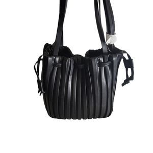 𝅺NEW (NWOT) Pleated Faux Leather Handled Bag with Crossbody Strap